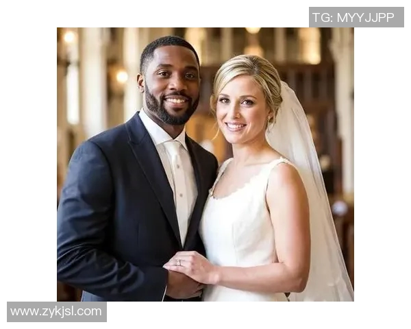 法国黑人足球明星夫人展现优雅风采与家庭幸福生活的真实写照